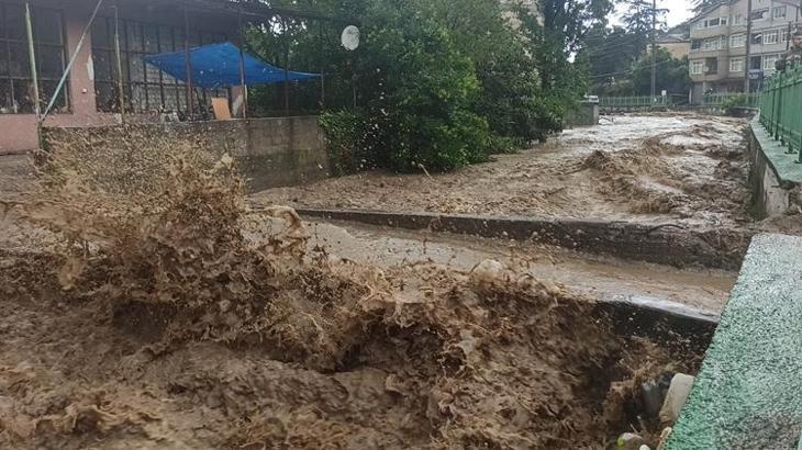 Zonguldak’ta dere taştı; caddeleri su bastı