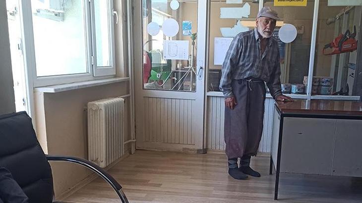 'Yerler kirlenmesin' diye çamurlu ayakkabılarını kooperatife girerken çıkardı