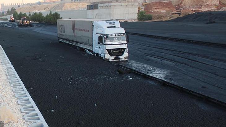 Atık taştı yol kapandı! Korkunç görüntü, TIR'ı yuttu...