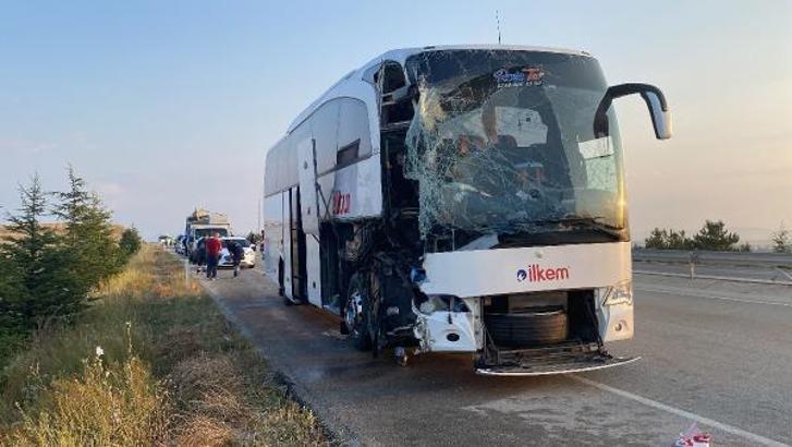 Emniyet şeridindeki TIR’a otobüs ve kamyon çarptı: 2 ölü, 5 yaralı
