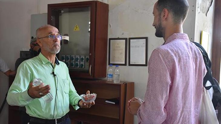 İzmir'deki cami imamı gündem oldu! Turistlerle İngilizce sohbet edip hediye veriyor