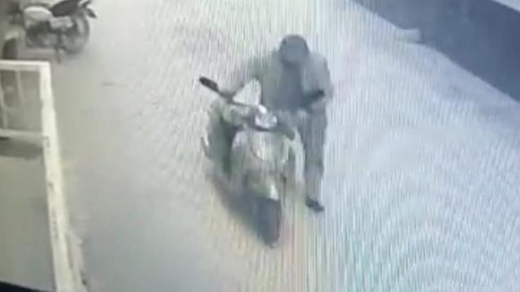 Şapka ve maske takıp site bahçesindeki motosikleti çaldı