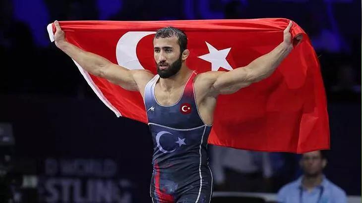 Milli güreşçi Burhan Akbudak altın madalya kazandı