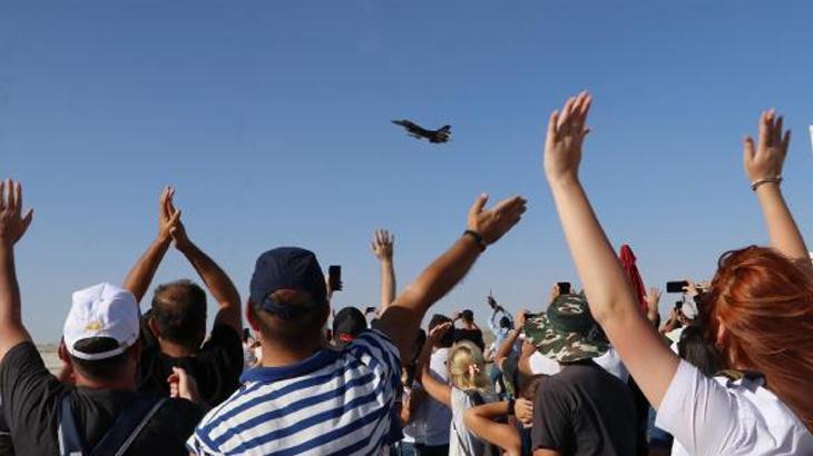 Eskişehir’de gökyüzü akrobasi gösterisiyle renklendi! İlk kadın akrobasi pilotu da yer aldı