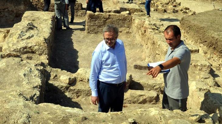 Bathonea'da çıngıraklı, bilezikli çocuk mezarı bulundu