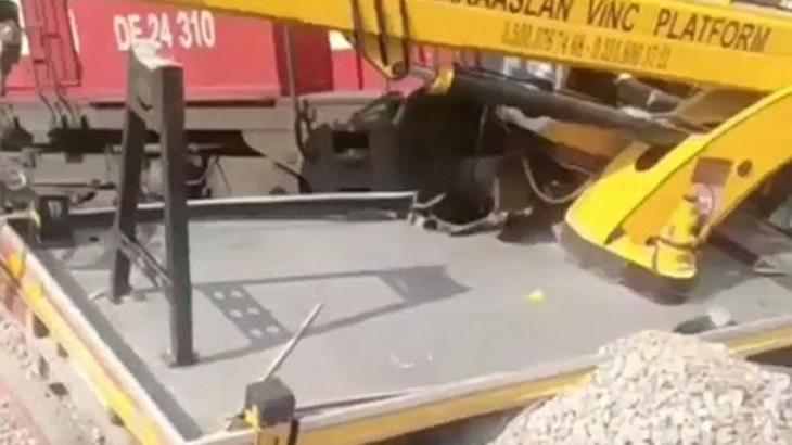 Rayların üzerinde duran vince yük treni çarptı