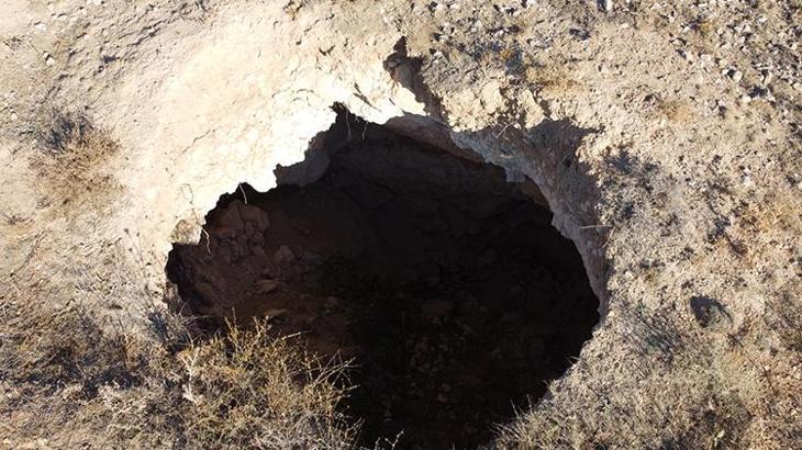 10 metre derinliğinde obruk oluştu! 'İlk defa ilçemizde gördük'