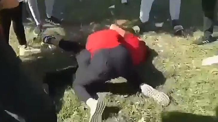 Liseli kızların dedikodu kavgası! Yumruk yumruğa birbirlerine girdiler