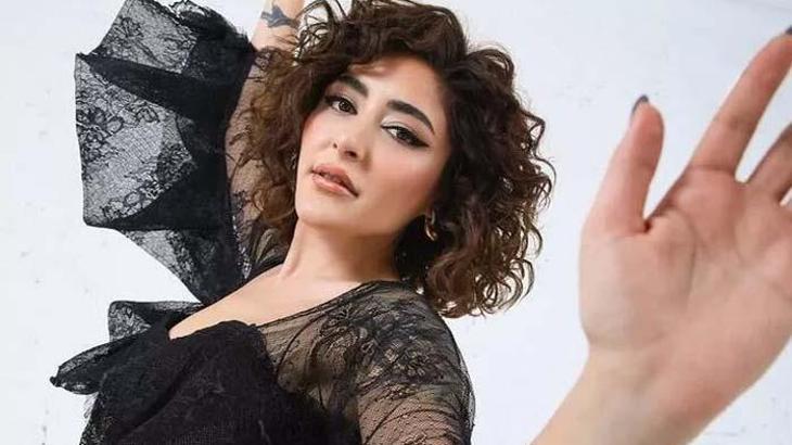 Melek Mosso kimdir, nereli, kaç yaşında, gerçek soy ismi ne? Melek Mosso’nun eğitimi, müzik kariyeri ve şarkıları…