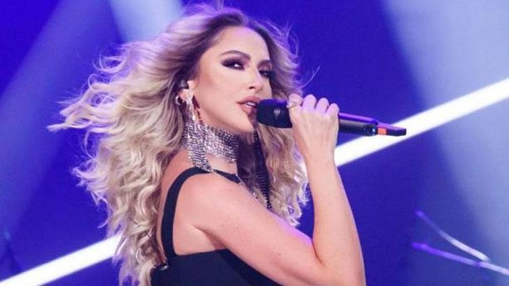 Hadise'den dekolteli paylaşım!
