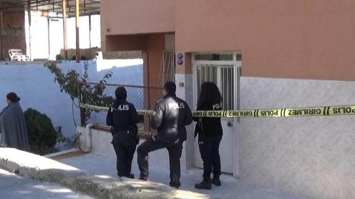 Karısını boğazından bıçakladı! 5 yaşındaki çocuğunun gözü önünde öldürmüş