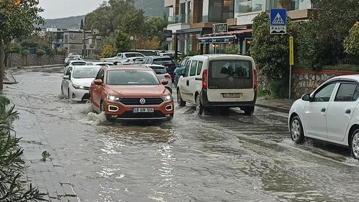 Bodrum'da sağanak! Mazgallar ve rögar taştı, yollar göle döndü