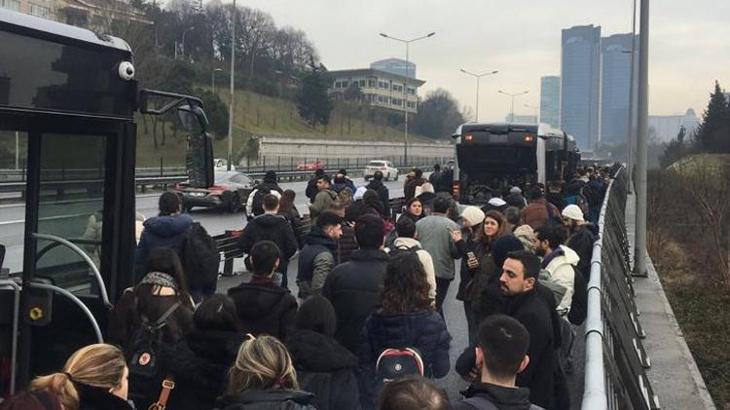 Metrobüs arızası nedeniyle vatandaşlar yürümek zorunda kaldı