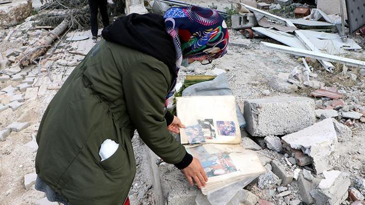 Enkazda hatıralarını arıyor: Küçük bir fotoğraf bile bizim için servet olurdu