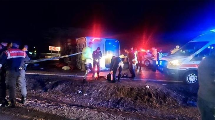 Belediye personelini taşıyan otobüs kaza yaptı: 3 ölü, 14 yaralı
