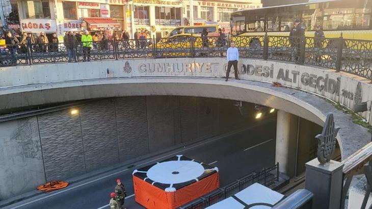 Taksim’de Ukraynalı şahıs 'Savaşa hayır' diyerek intihar girişiminde bulundu