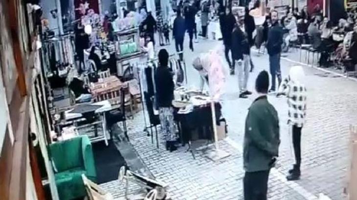 Eyüpsultan'da kendi oyaladı, masadaki telefonu çocuğa çaldırdı