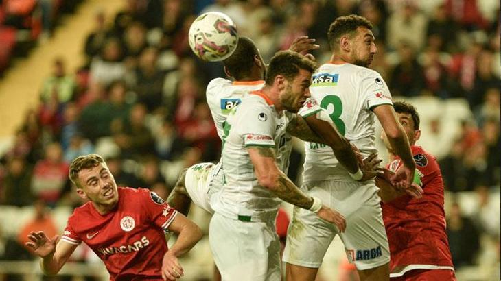 Akdeniz derbisinden Antalyaspor geriden gelip Alanyaspor'u 3-1 mağlup etti