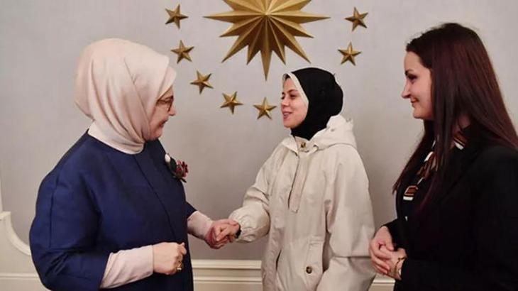Emine Erdoğan, depremzede ve gönüllülerle iftarda bir araya geldi