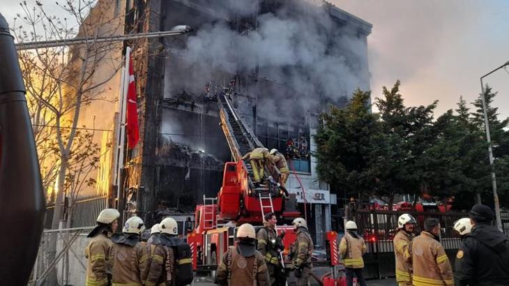 Akit Medya Grubu’nun bulunduğu binada çıkan yangın devam ediyor