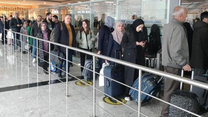 Yeni açılan Yüksek Hızlı Treni önünde uzun kuyruklar oluşturdu