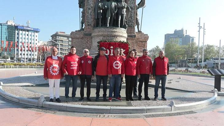 DİSK Taksim Cumhuriyet Anıtı'na çelenk bıraktı
