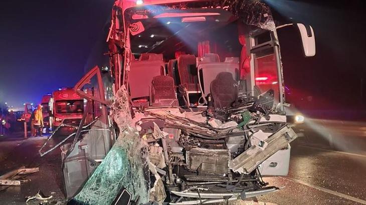 Balıkesir'de tur otobüsü TIR'a çarptı: 33 yaralı