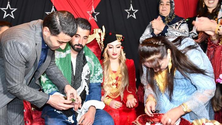 Aşiret düğününde takılan altın ve para dudak uçuklattı!