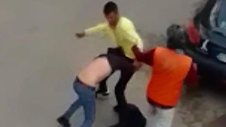 Otomobil sürücüsü ile motokuryenin yol kavgası kamerada!