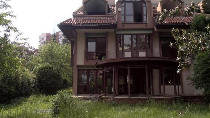 Münevver Karabulut'un katledildiği 'lanetli villa' yıkıldı! Yerine yeni site yapılacak
