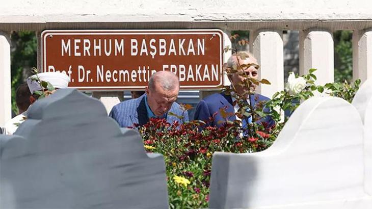 Cumhurbaşkanı Erdoğan Necmettin Erbakan'ın kabrini ziyaret etti