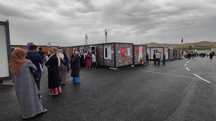 Malatya'da 'depremzede seçmenler' konteynerde oy kullanıyor