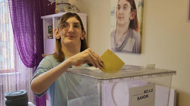 'Dünyanın en uzun boylu kadını' oyunu evinde kullandı