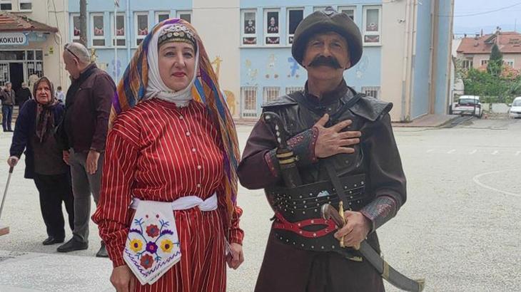 Yöresel ve alp kıyafeti giyip sandığa geldiler