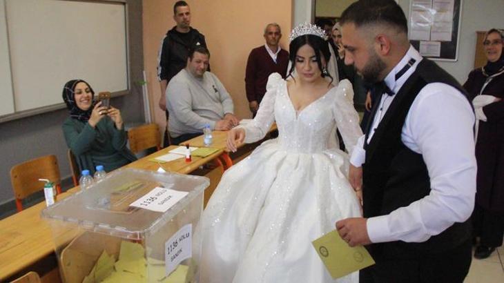 Oy verme işlemi bitimine dakikalar kala gelinlik ve damatlıkla geldiler