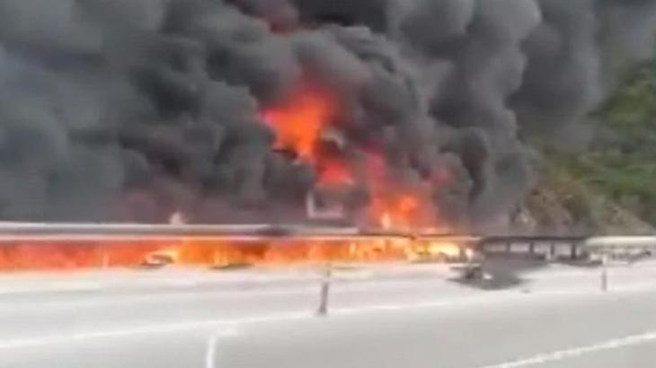 Antalya'da devrilen boya ve tiner yüklü TIR, alev alev yandı
