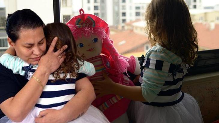 Annesiyle ev hapsindeki küçük kız için inceleme