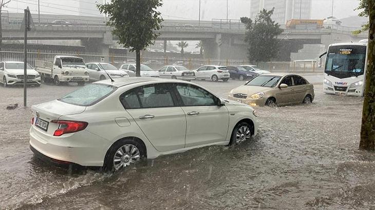 İzmir'de sağanak etkili oldu! Tarihi çarşıyı su bastı