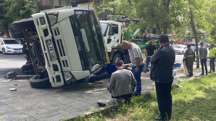 Bayrampaşa'da kamyon devrildi, genç kadın yaralandı