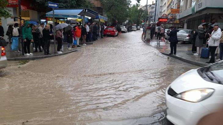 Ankara'da sağanak; yollar göle döndü