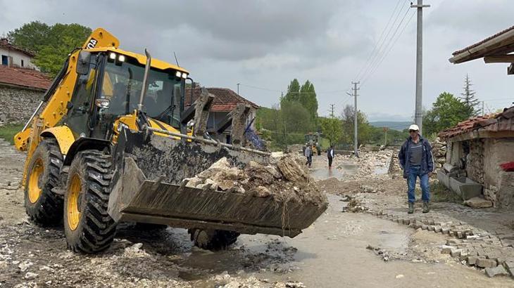Seyitgazi'de sel suları çekildi, temizlik ve onarım başladı
