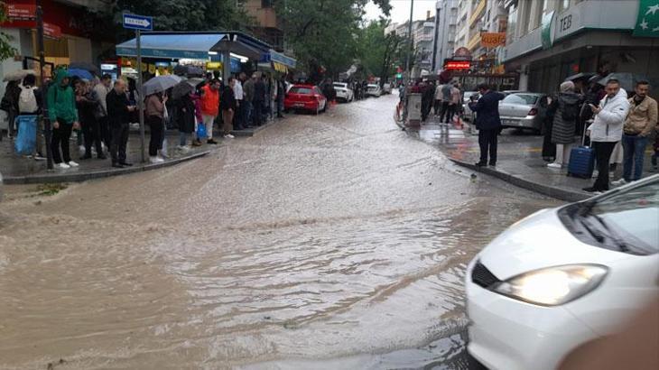 Sağanak yağış ve dolu Ankara'da etkili oldu! Sokakları sel aldı, caddeleri fareler bastı...