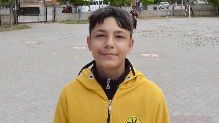 Yolda kimliğini düşüren öğrenciyi sınava polis yetiştirdi
