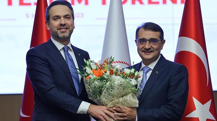 Enerji Bakanlığı'nda devir teslim töreni! Dönmez görevi Bayraktar'a devretti