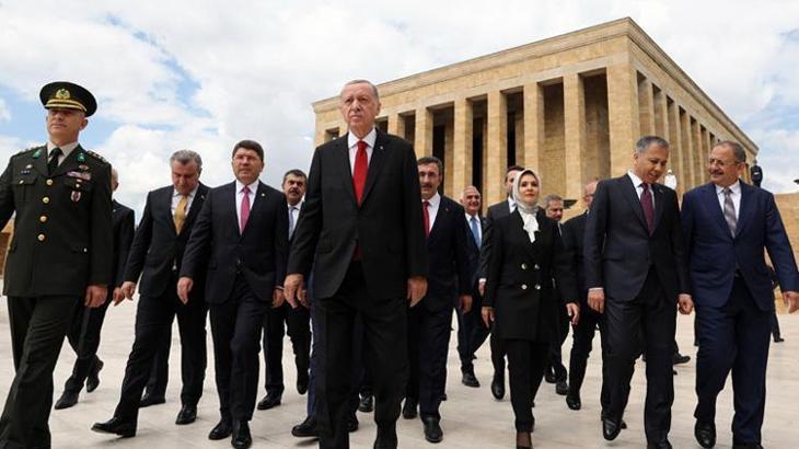 Cumhurbaşkanı Erdoğan ve kabine üyeleri Anıtkabir'i ziyaret etti
