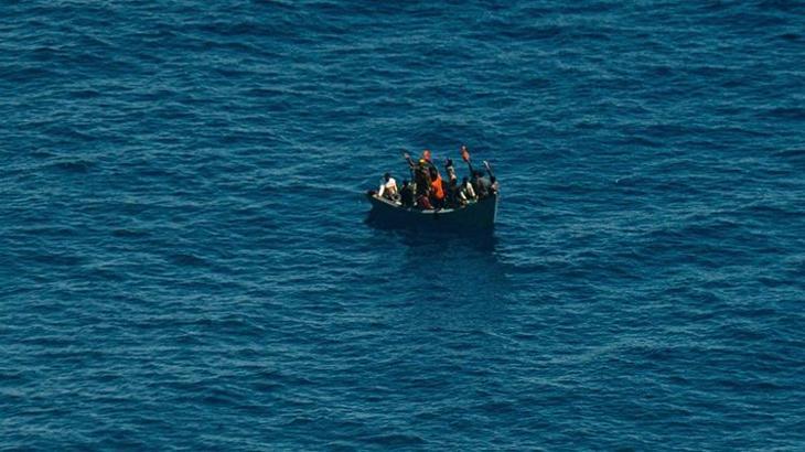 Akdeniz’de içinde 25 kişi bulunan bir tekne, tehlike sinyali verdi