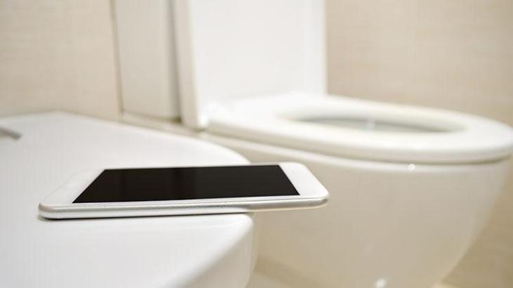 Cep telefonu ile tuvalete gidenler dikkat! Bu hastalığa davetiye çıkarıyor