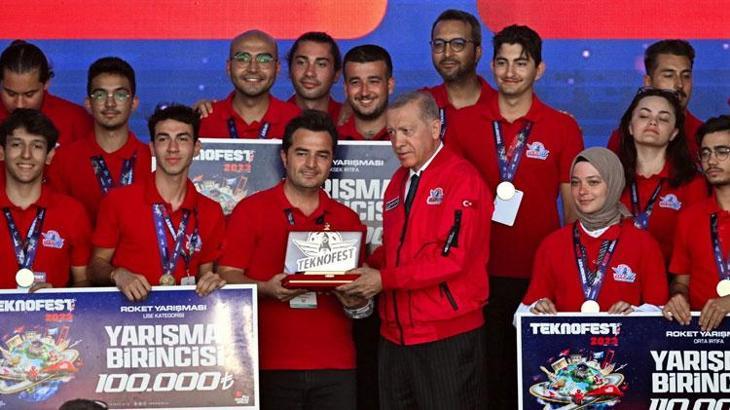 Teknofest birincisi olan GAÜN takımı ödülünü Erdoğan’dan aldı