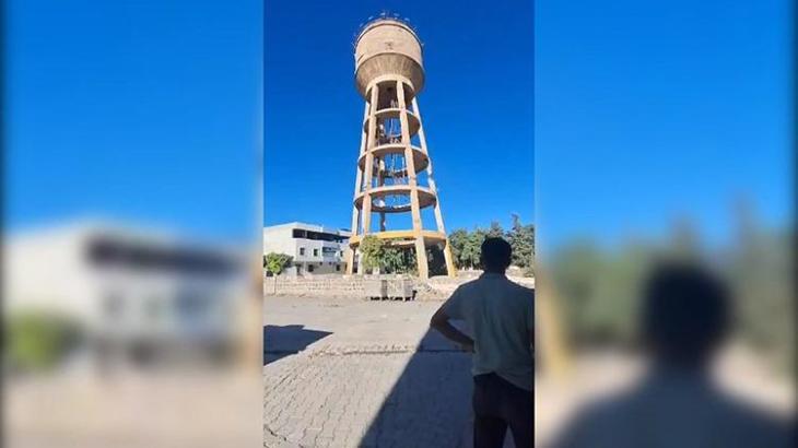 Depremde ağır hasar gören su kulesi, iş makinesiyle 15 saniyede yıkıldı