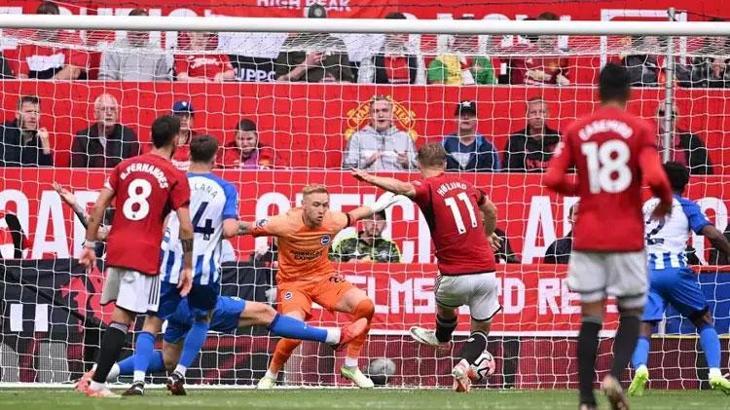 Manchester United sahasında Brighton'dan fark yedi! Altay Bayındır maçı kulübeden takip etti...